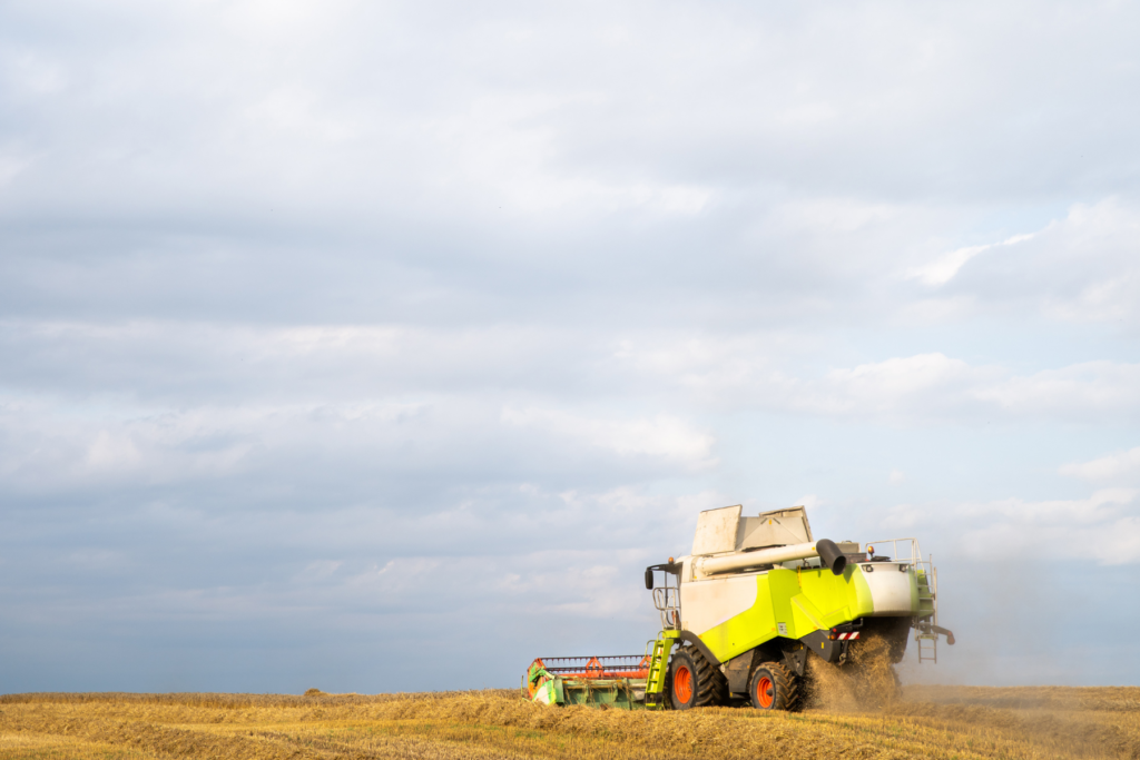 un tracteur qui récolte du blé